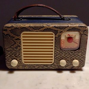 Vintage 1947 Trav-ler Radio